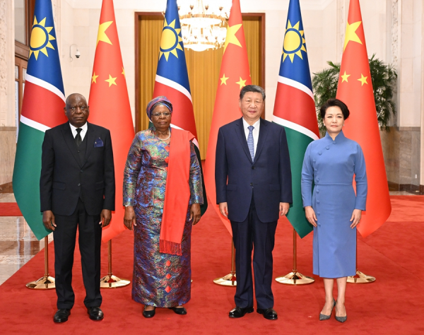 习近平同纳米比亚总统恩代特瓦会谈