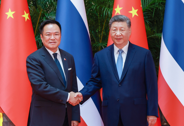 习近平会见泰国总理阿努廷