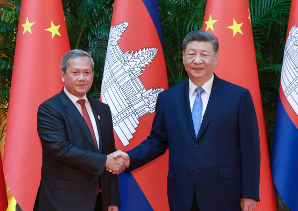 习近平会见柬埔寨首相洪玛奈
