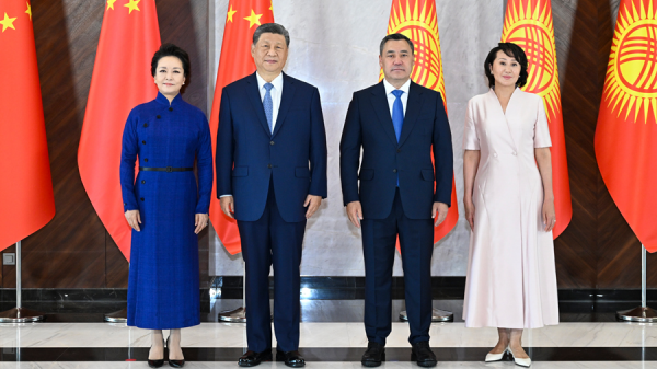 习近平同吉尔吉斯斯坦总统扎帕罗夫会谈